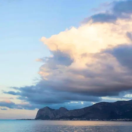 Villa Sicily Wonders, 2 Minute Walk To The *